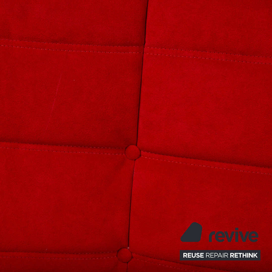 Canapé trois places Ligne Roset Togo en tissu rouge