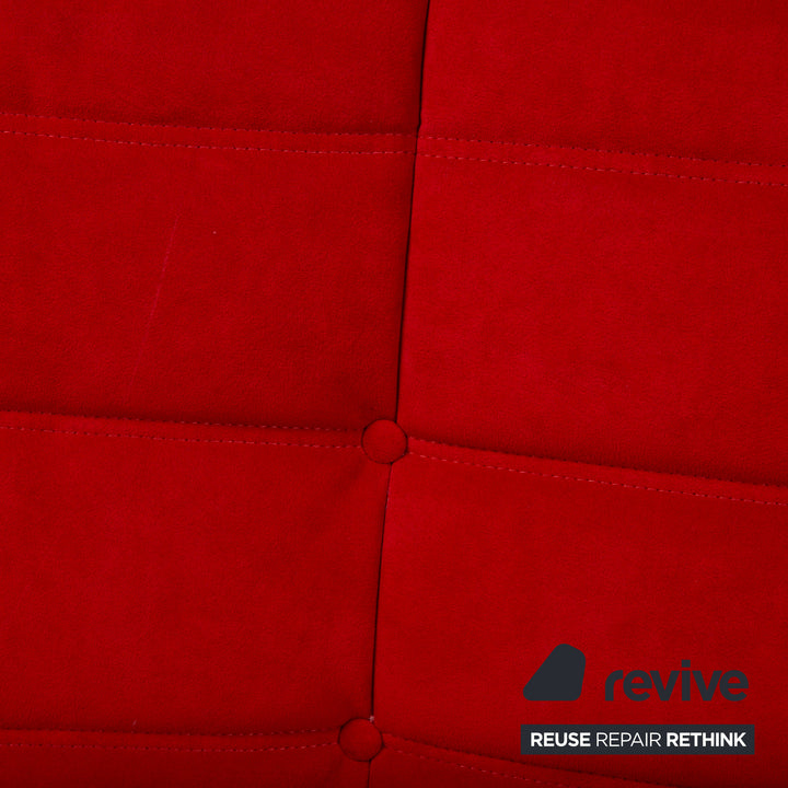 Canapé trois places Ligne Roset Togo en tissu rouge