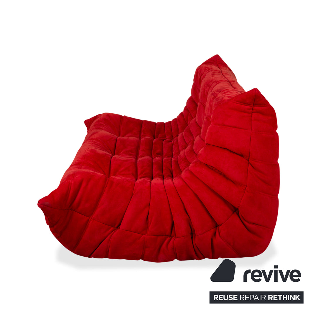 Canapé trois places Ligne Roset Togo en tissu rouge
