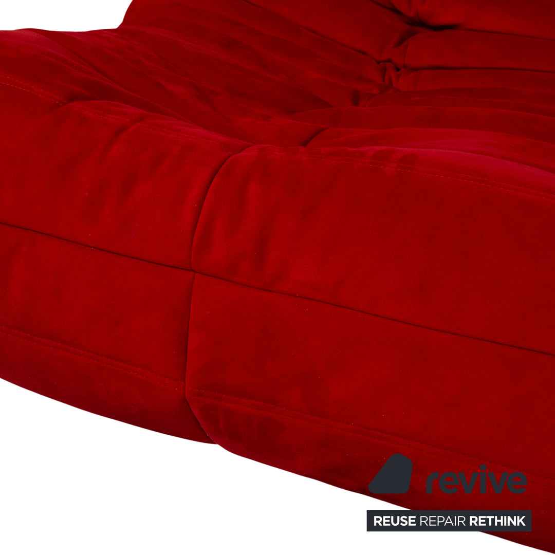 Canapé trois places Ligne Roset Togo en tissu rouge
