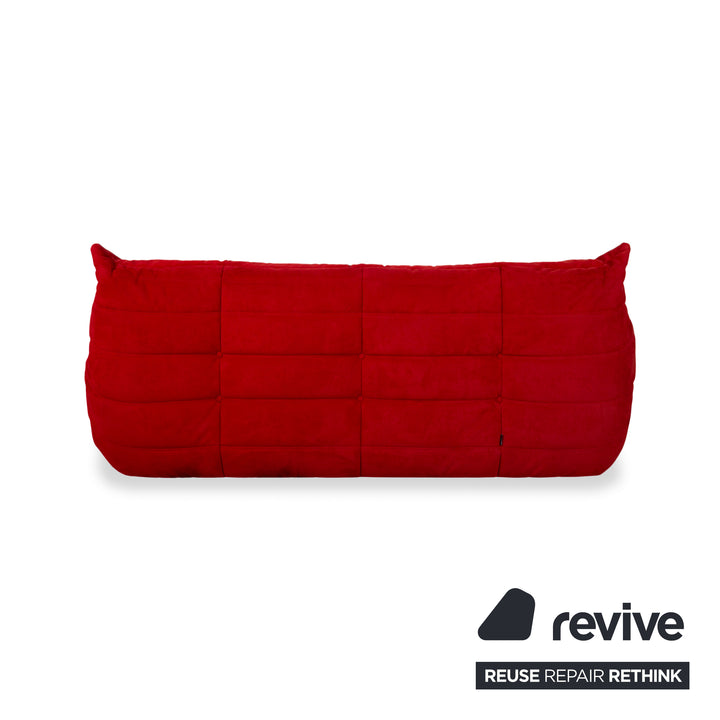 Canapé trois places Ligne Roset Togo en tissu rouge