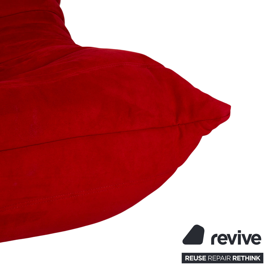 Canapé trois places Ligne Roset Togo en tissu rouge