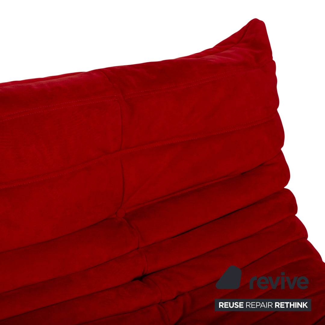 Canapé trois places Ligne Roset Togo en tissu rouge