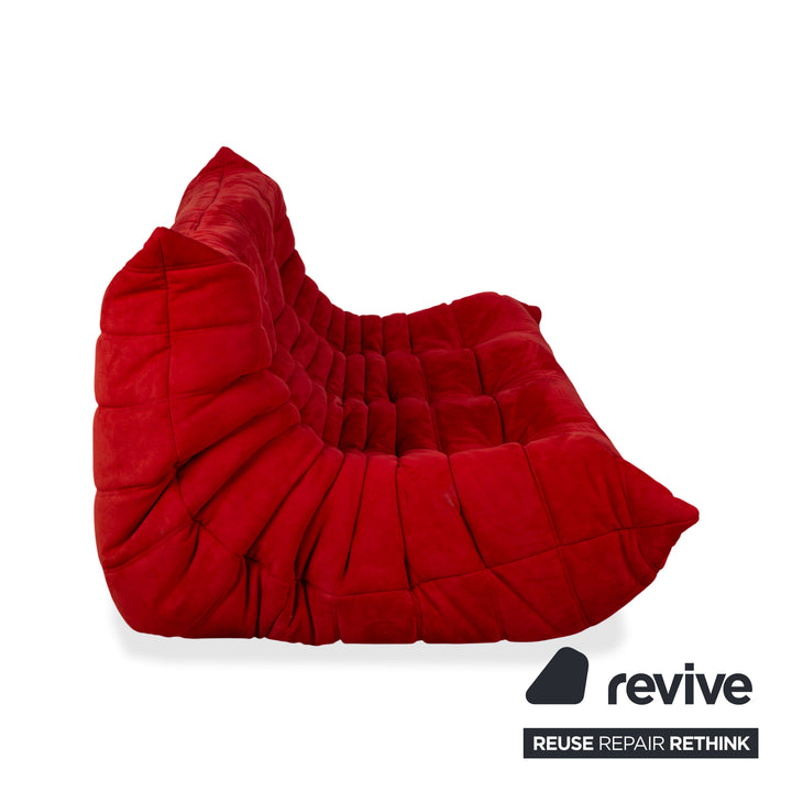 Canapé trois places Ligne Roset Togo en tissu rouge