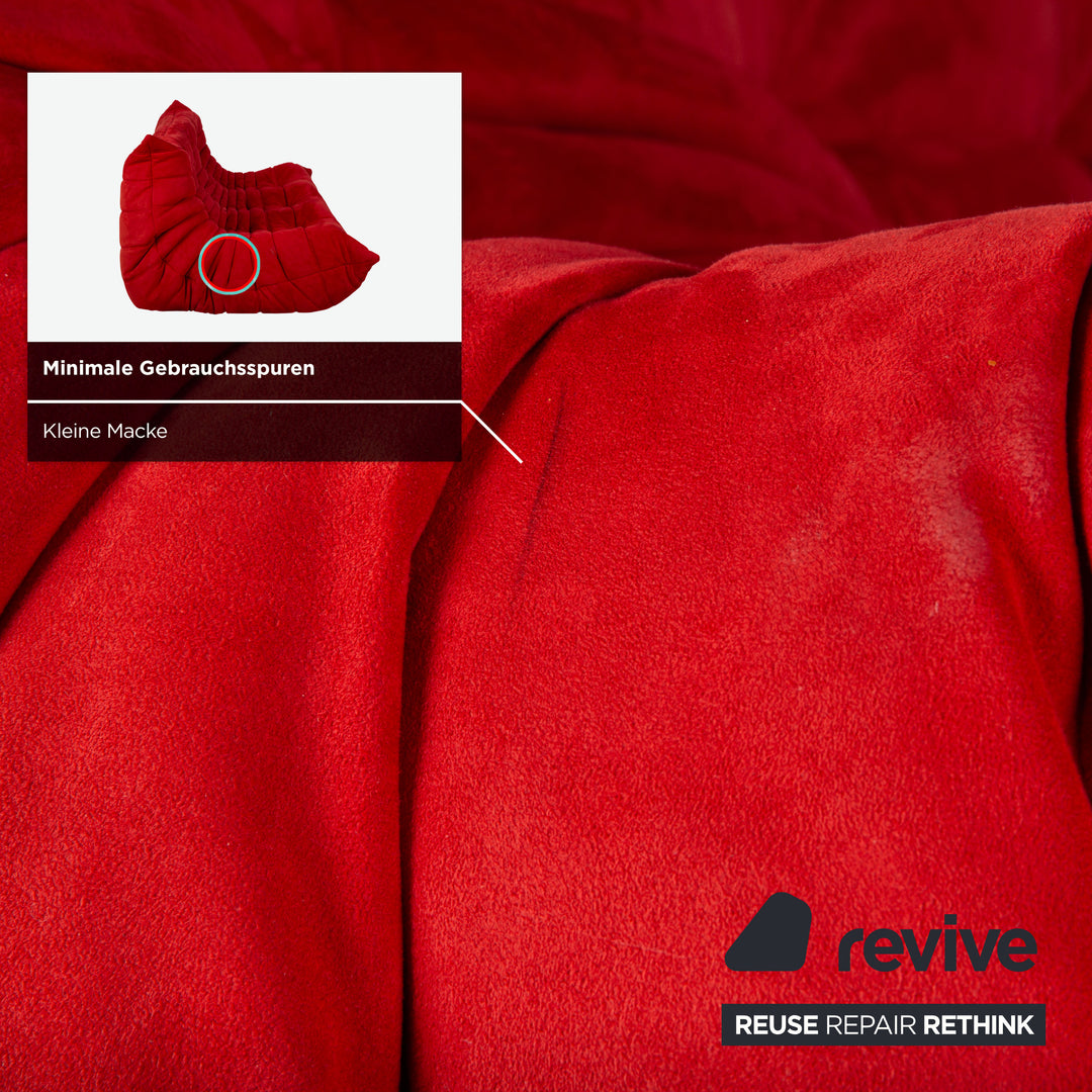 Canapé trois places Ligne Roset Togo en tissu rouge