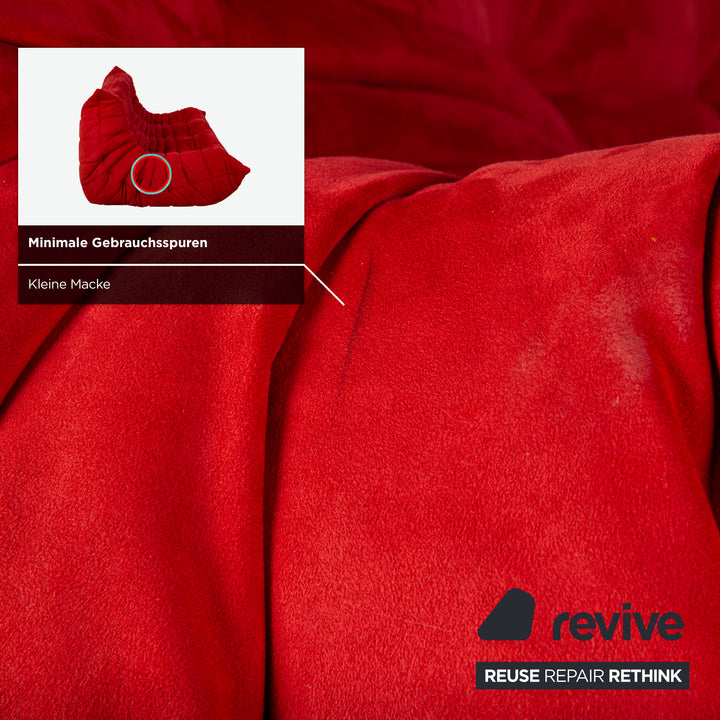 Canapé trois places Ligne Roset Togo en tissu rouge