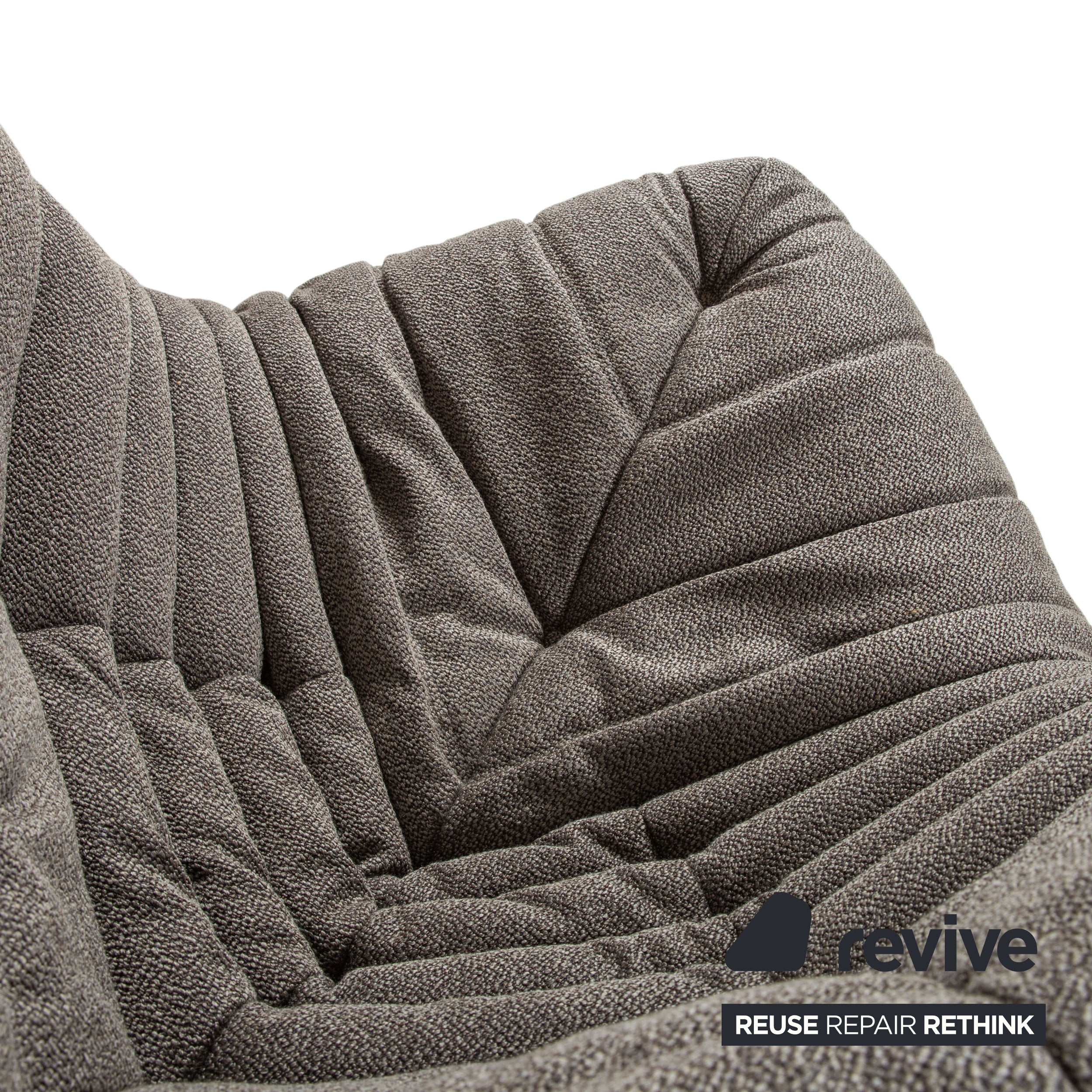 Ligne Roset Togo Fauteuil d'angle en tissu gris-marron, retapissé