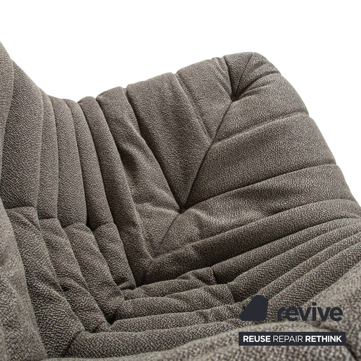 Ligne Roset Togo Fauteuil d'angle en tissu gris-marron, retapissé