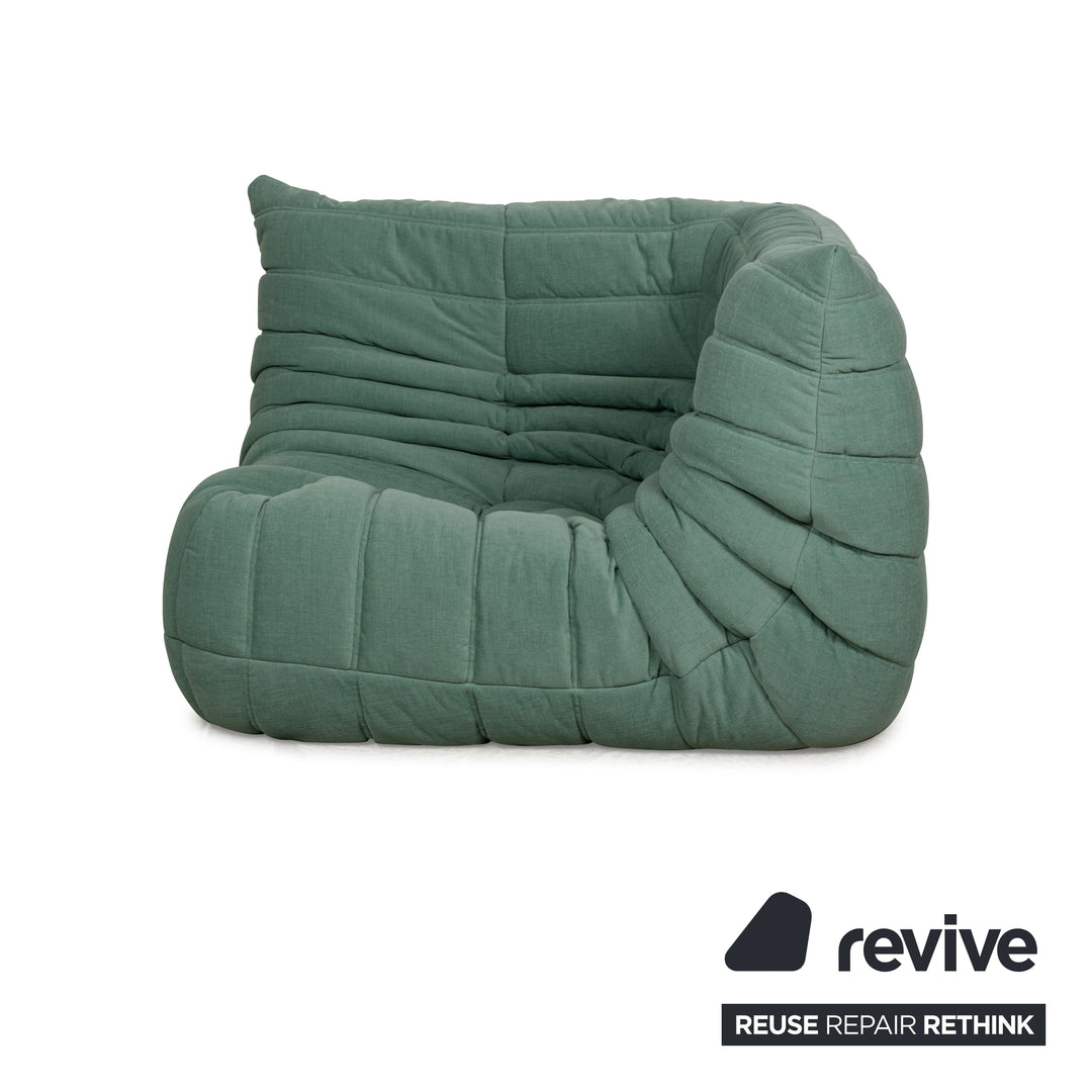 Fauteuil Togo en tissu vert Ligne Roset, retapissé