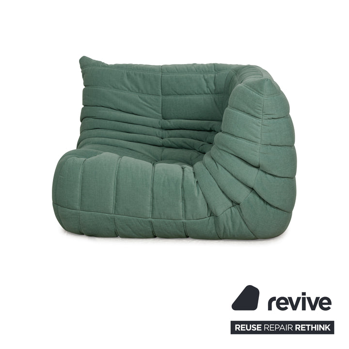 Fauteuil Togo en tissu vert Ligne Roset, retapissé