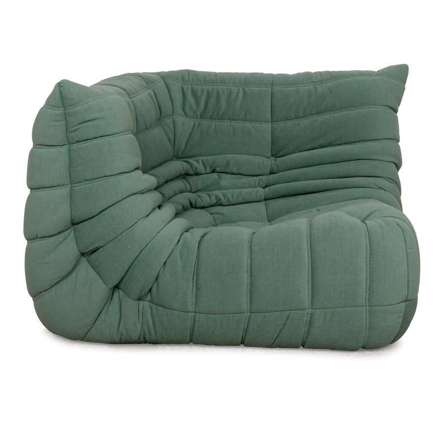 Fauteuil Togo en tissu vert Ligne Roset, retapissé