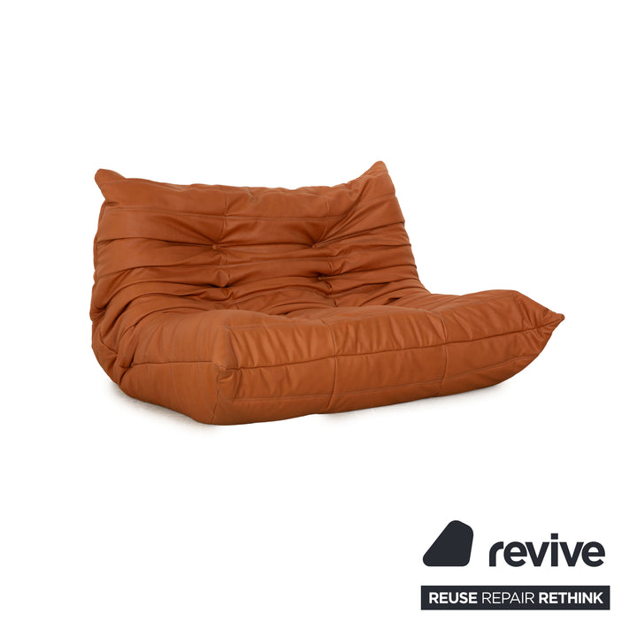 Ligne Roset Togo veganes Leder Sofa Garnitur Braun Cognac Zweisitzer, Ecke & Hocker Camel Neubezug