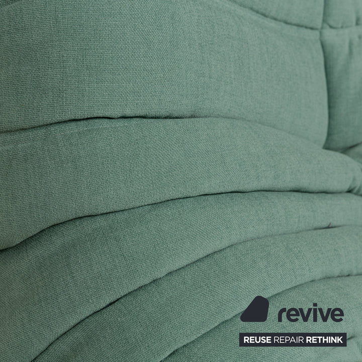 Canapé deux places en tissu Togo vert Ligne Roset