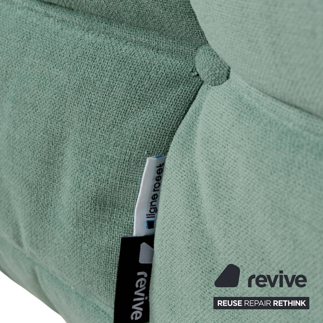 Canapé deux places en tissu Togo vert Ligne Roset