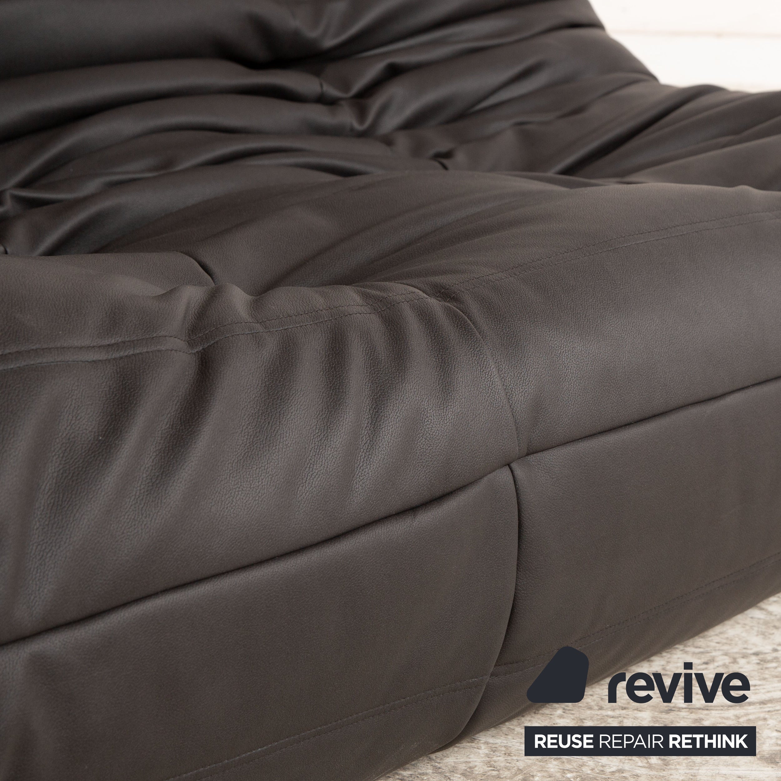 ligne roset Canapé deux places en tissu cuir vegan Togo noir retapissé