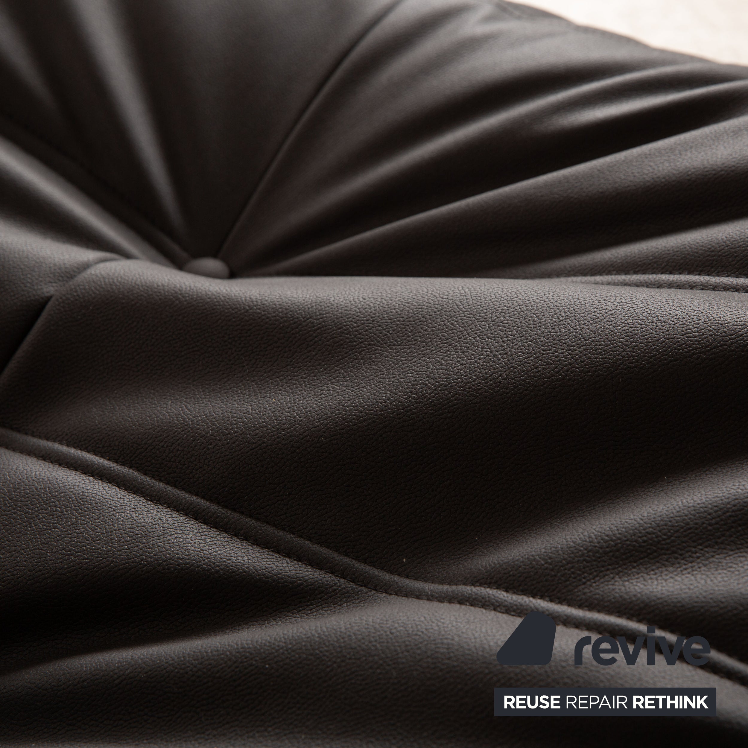 ligne roset Canapé deux places en tissu cuir vegan Togo noir retapissé