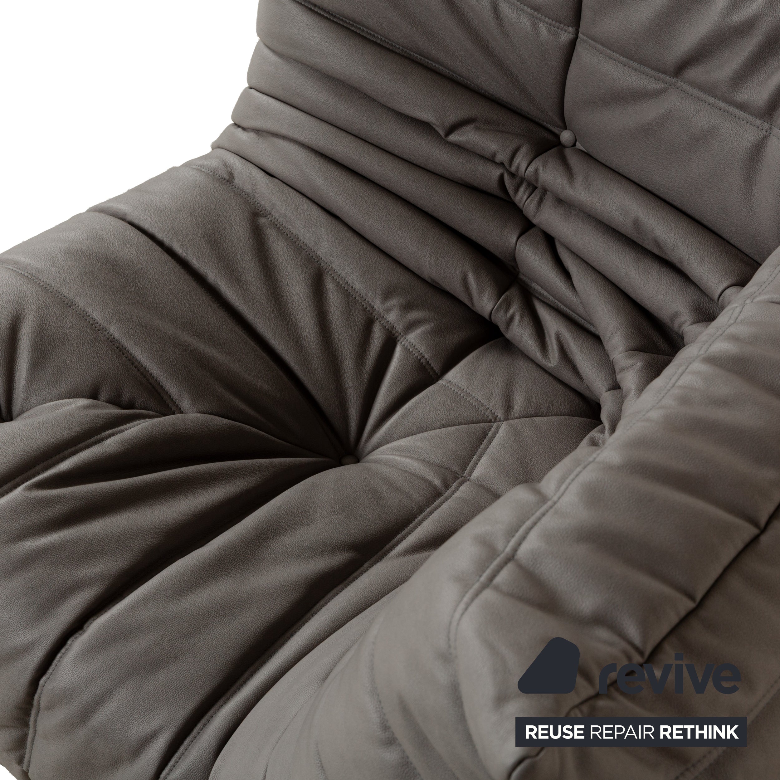 Fauteuil Togo en cuir textile vegan Ligne Roset, revêtement gris
