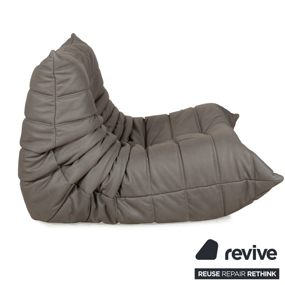 Fauteuil Togo en cuir textile vegan Ligne Roset, revêtement gris