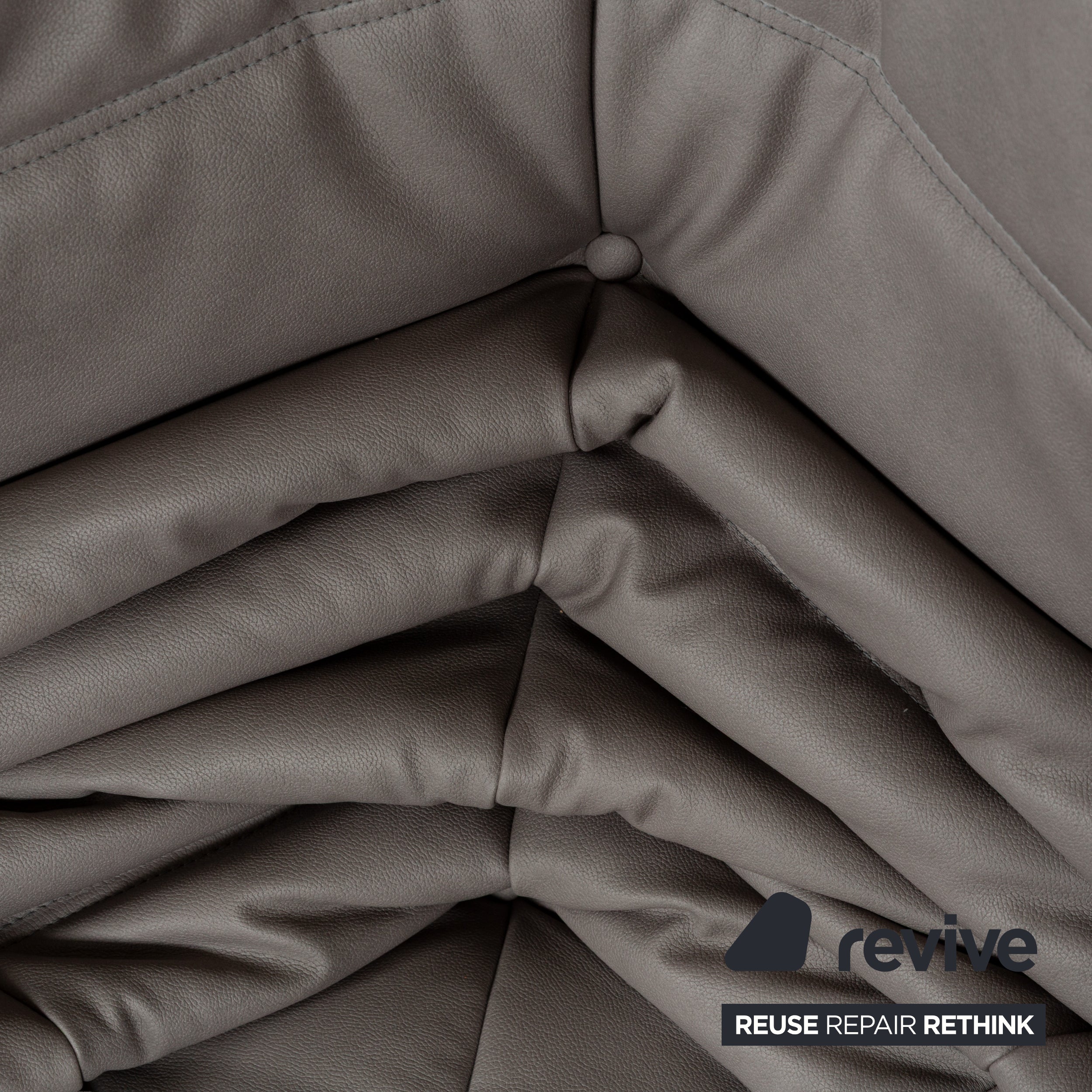 Fauteuil Togo en cuir textile vegan Ligne Roset, revêtement gris