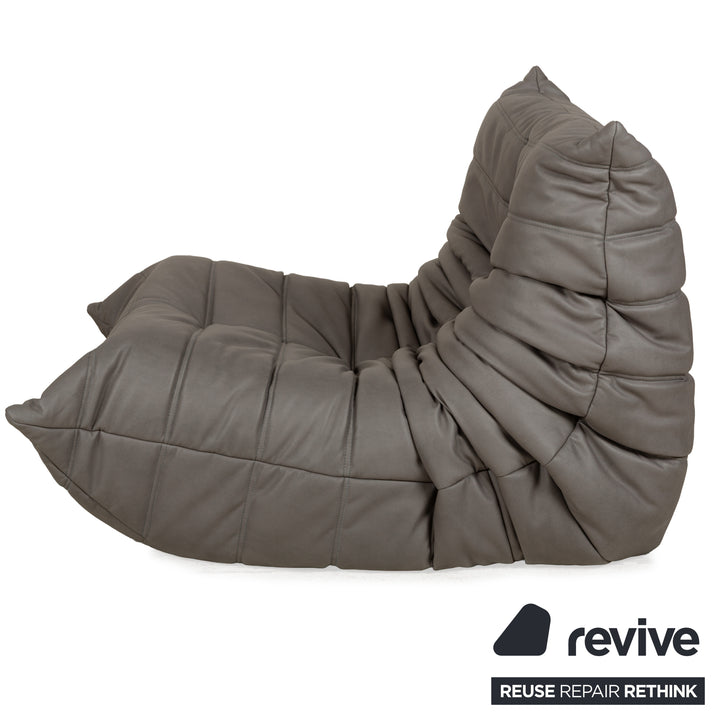 Fauteuil Togo en cuir textile vegan Ligne Roset, revêtement gris