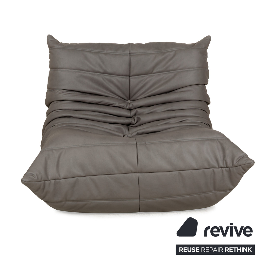 Fauteuil Togo en cuir textile vegan Ligne Roset, revêtement gris