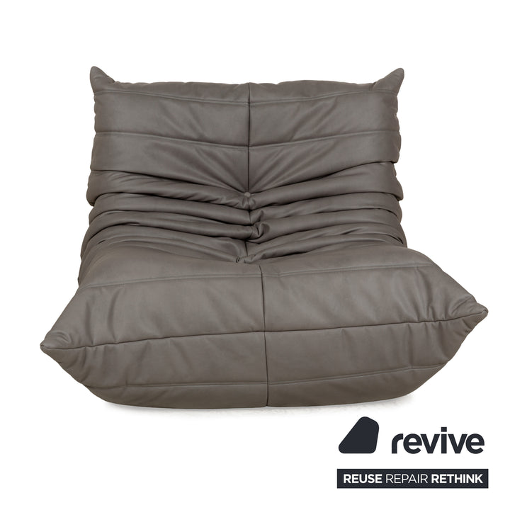Fauteuil Togo en cuir textile vegan Ligne Roset, revêtement gris