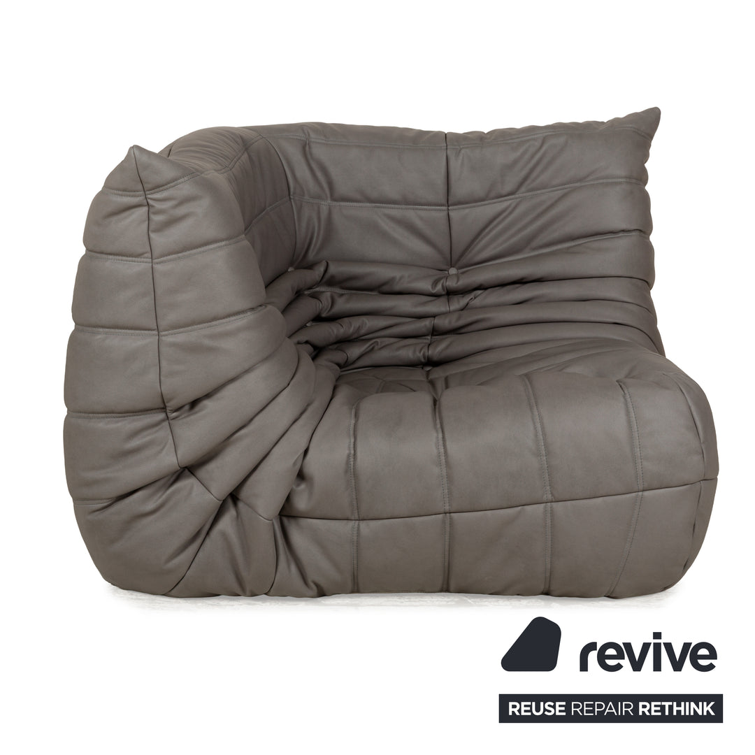 Fauteuil Togo en cuir textile vegan Ligne Roset, revêtement gris