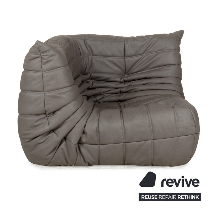 Fauteuil Togo en cuir textile vegan Ligne Roset, revêtement gris