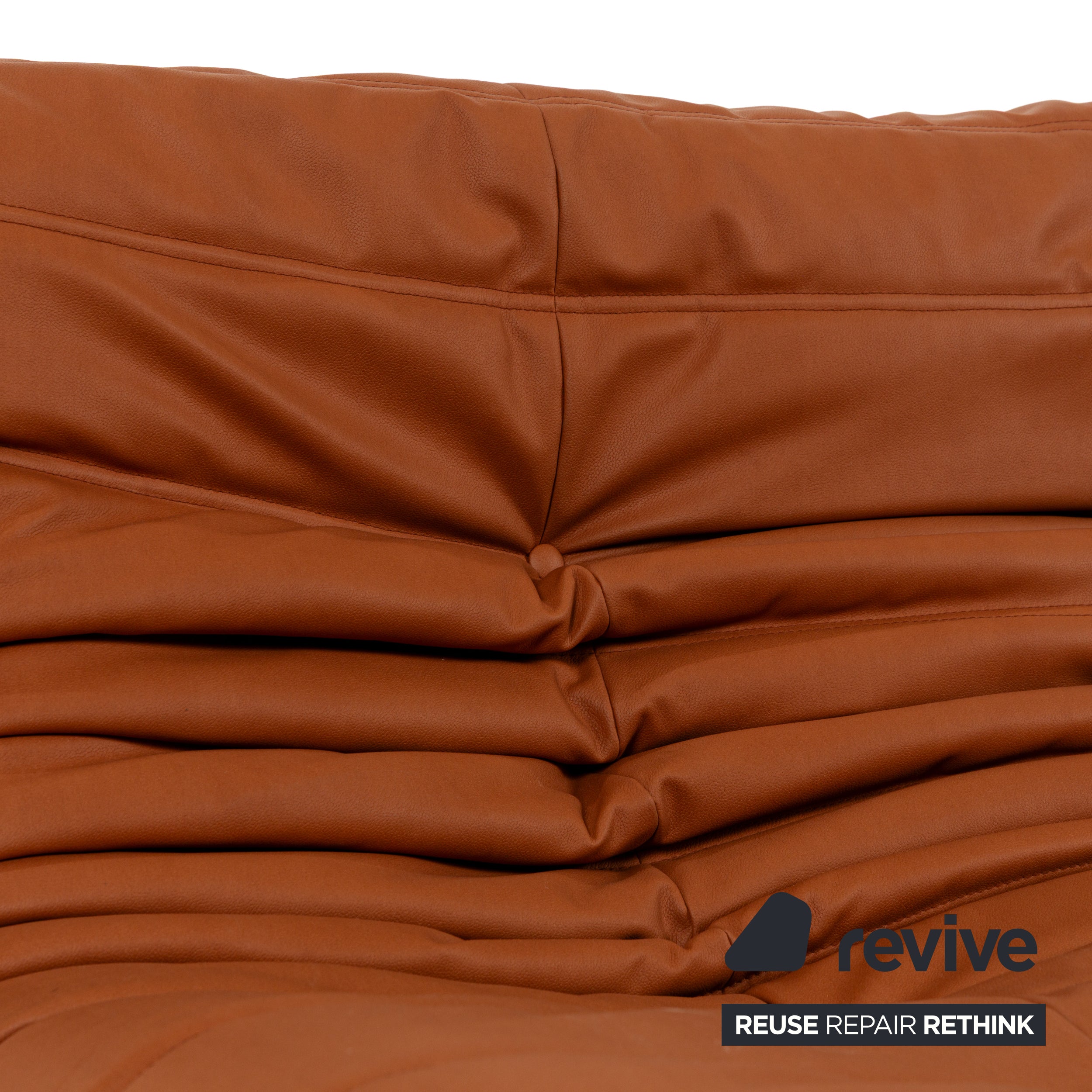 Canapé trois places Togo en cuir vegan marron cognac Ligne Roset