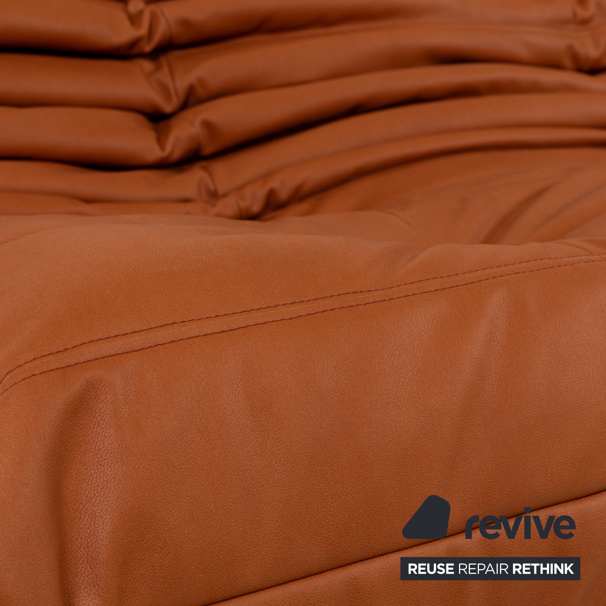 Canapé trois places Togo en cuir vegan marron cognac Ligne Roset