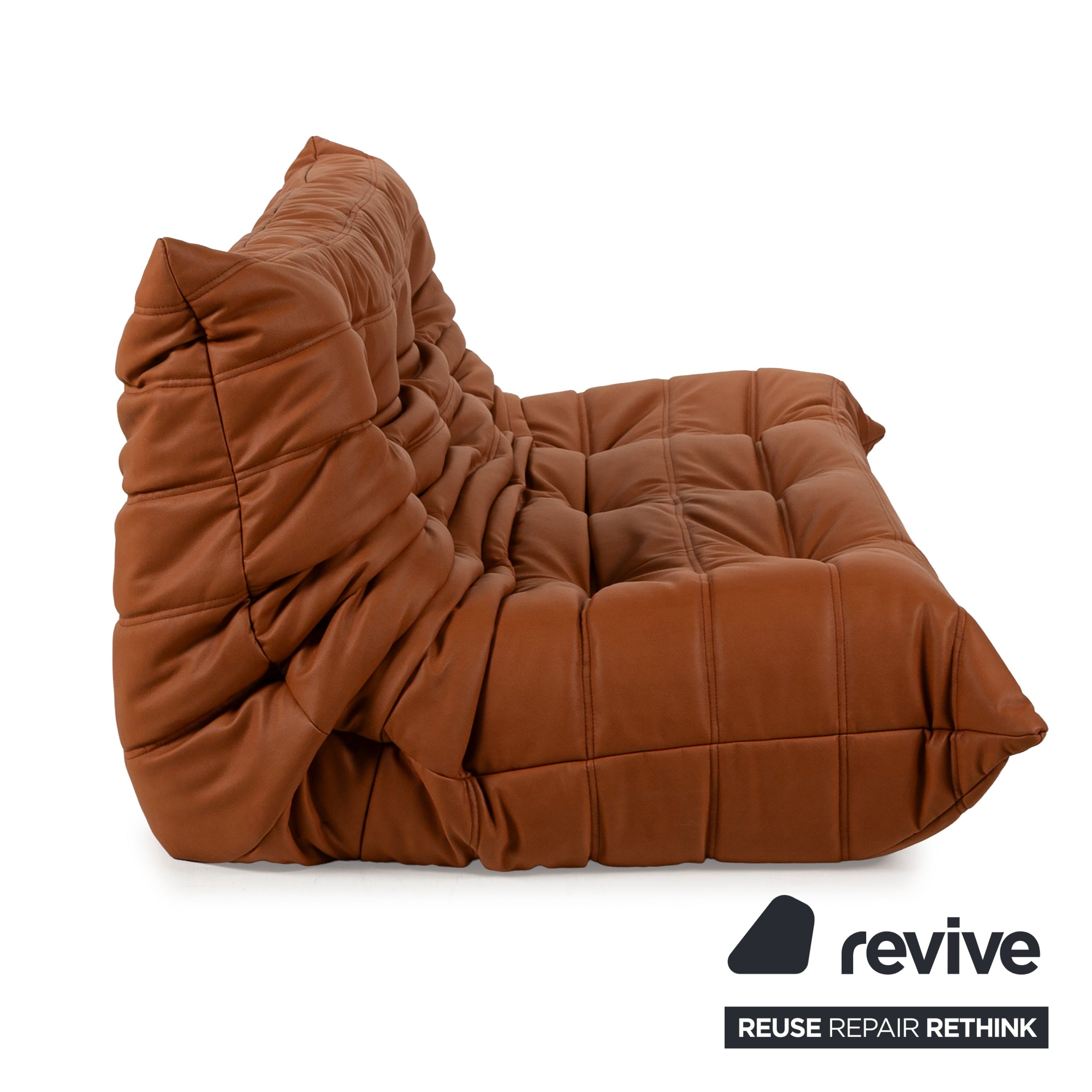 Canapé trois places Togo en cuir vegan marron cognac Ligne Roset
