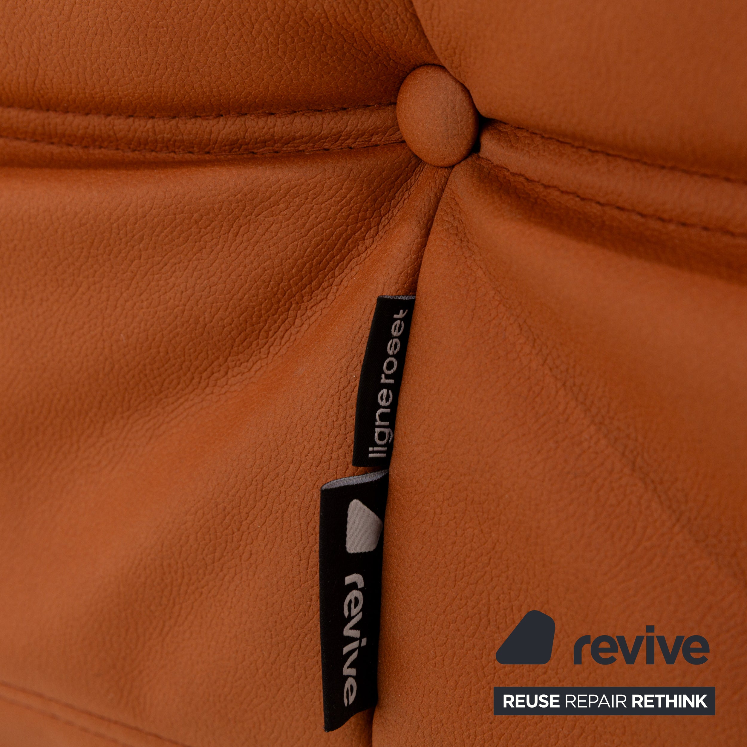 Canapé trois places Togo en cuir vegan marron cognac Ligne Roset