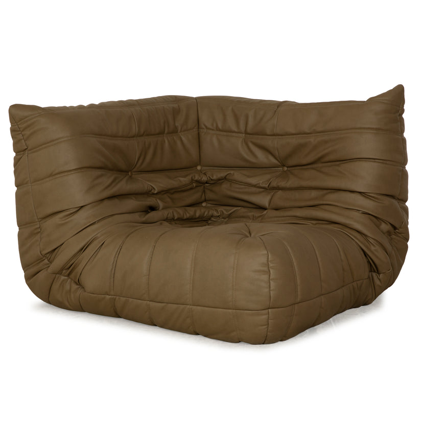 Fauteuil d'angle Togo en cuir vegan Ligne Roset vert olive kaki