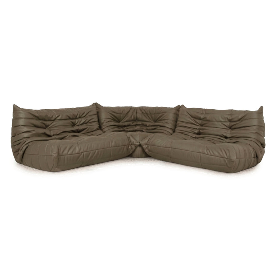 Ligne Roset Togo veganes Leder Stoff Sofa Garnitur Oliv Grün 2x Zweisitzer und Eckteil Ecksofa Couch Neubezug GAVIN 108
