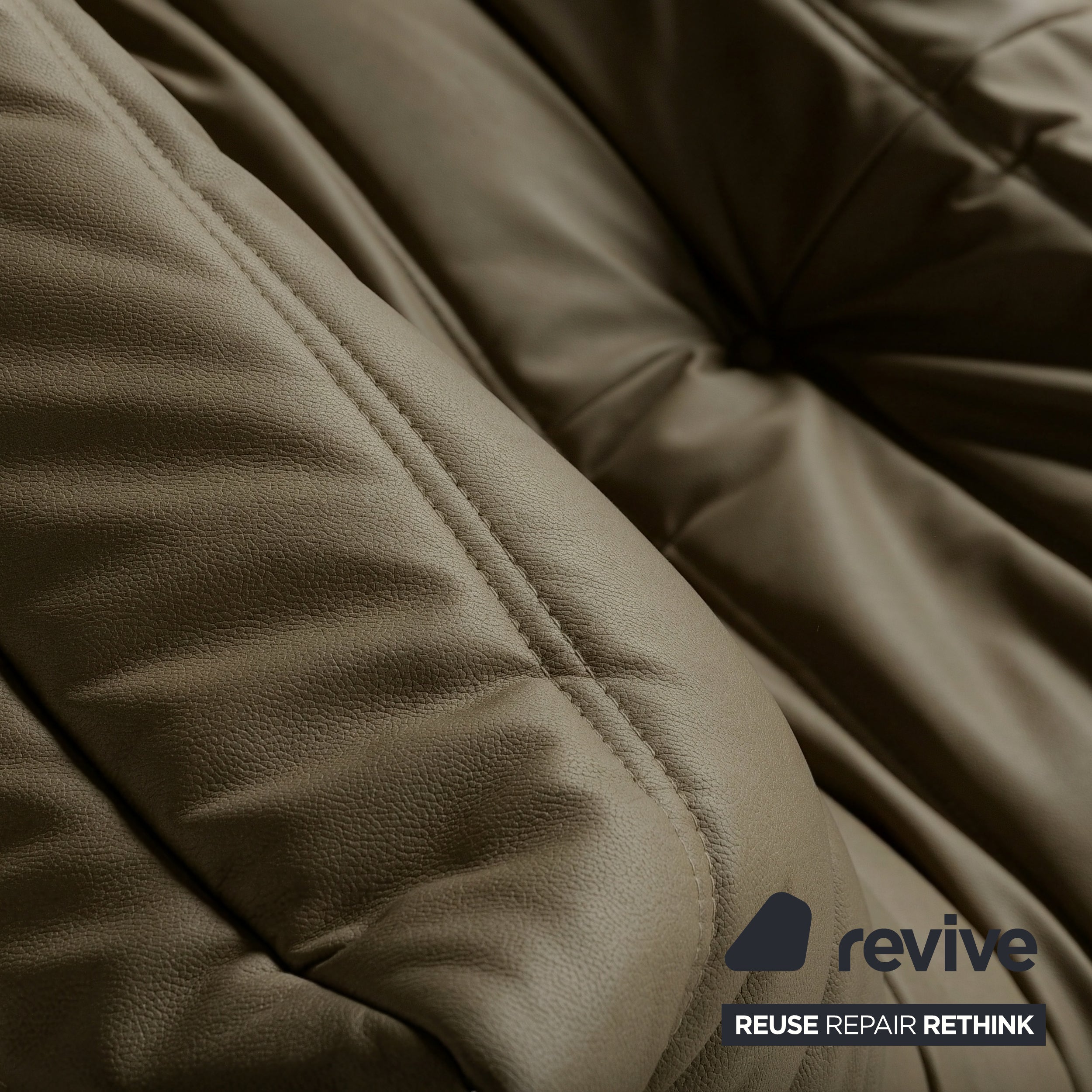 Ligne Roset Togo veganes Leder Stoff Sofa Garnitur Oliv Grün 2x Zweisitzer und Eckteil Ecksofa Couch Neubezug GAVIN 108