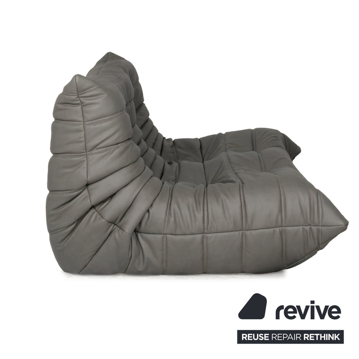 Canapé Ligne Roset Togo deux places en cuir vegan gris, retapissé