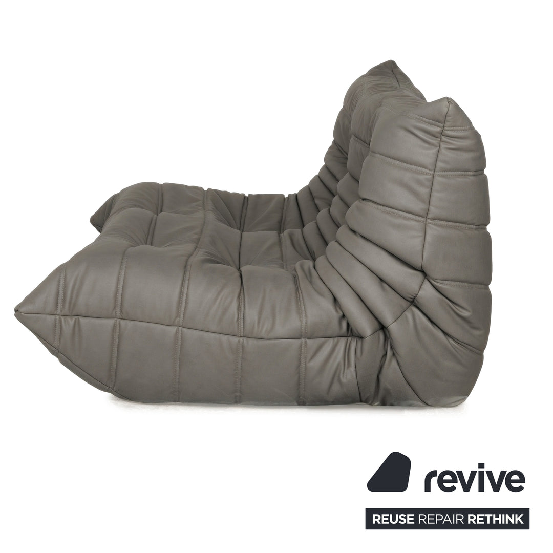 Canapé Ligne Roset Togo deux places en cuir vegan gris, retapissé