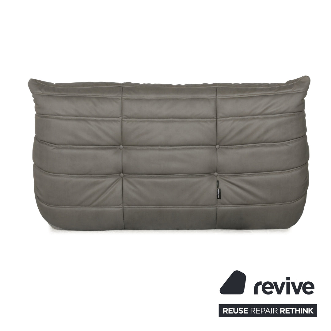 Canapé Ligne Roset Togo deux places en cuir vegan gris, retapissé