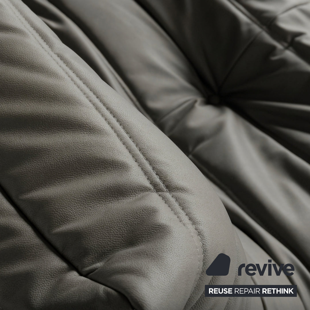Canapé Ligne Roset Togo deux places en cuir vegan gris, retapissé