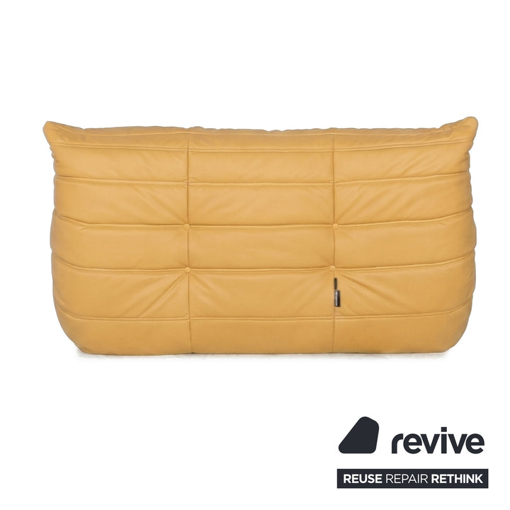 Ligne Roset Togo tweezitsbank bank vegan leer mosterdgeel opnieuw bekleed
