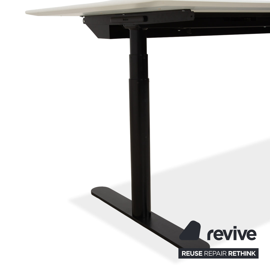 Montana HiLow wooden desk white electric function