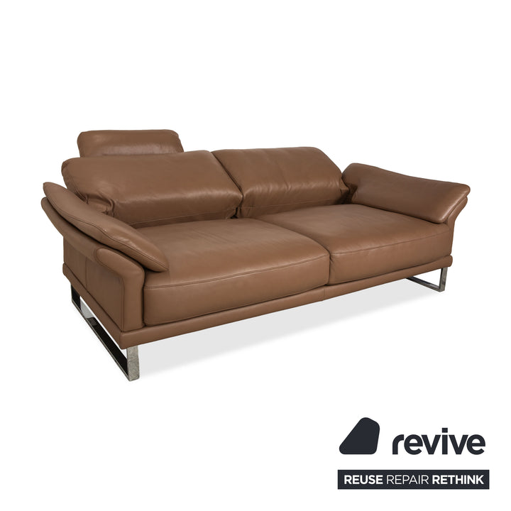 Manuel d'utilisation du canapé trois places en cuir marron taupe.