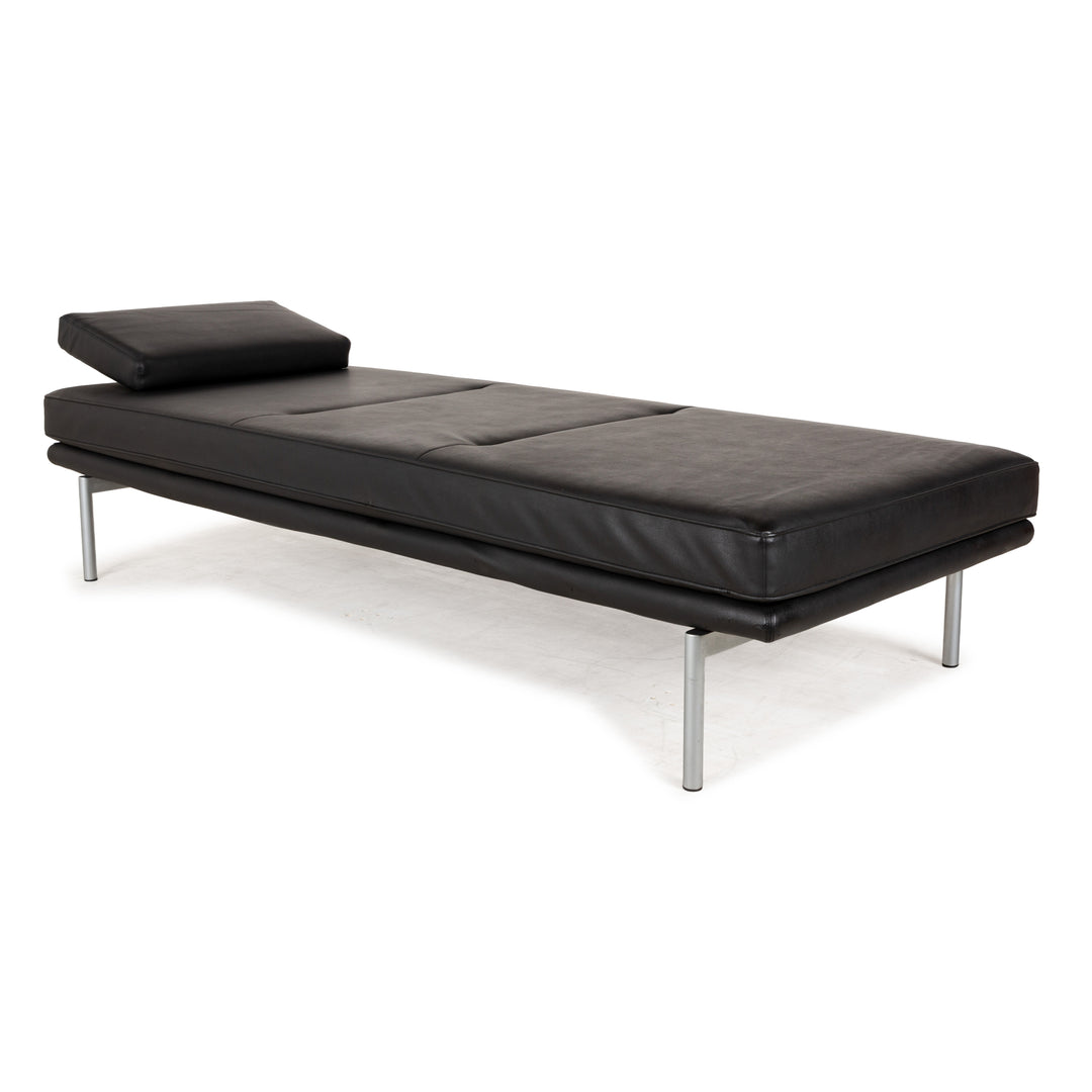 Muuto Outline Leather Lounger Black manual function