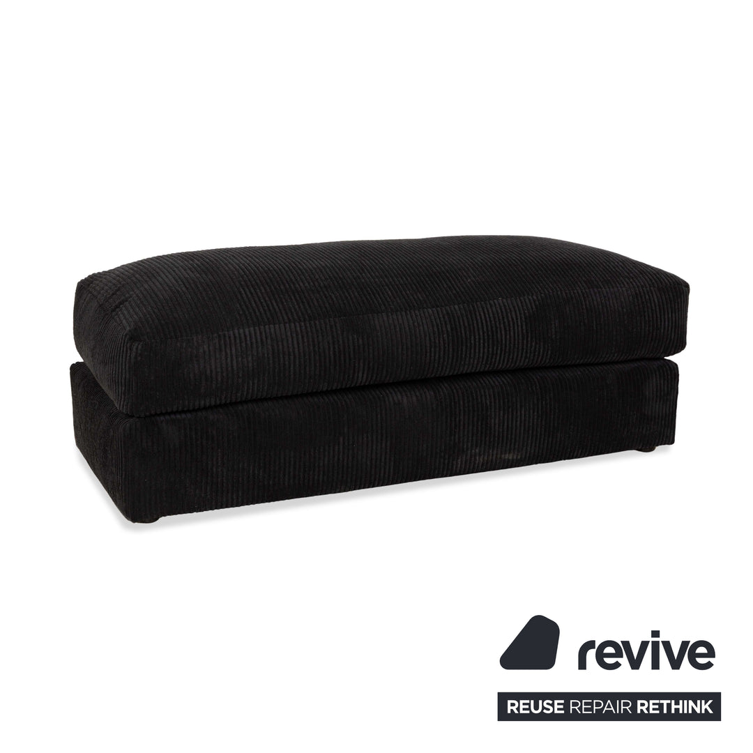 Canapé quatre places en tissu MYCS FLAYR avec tabouret noir
