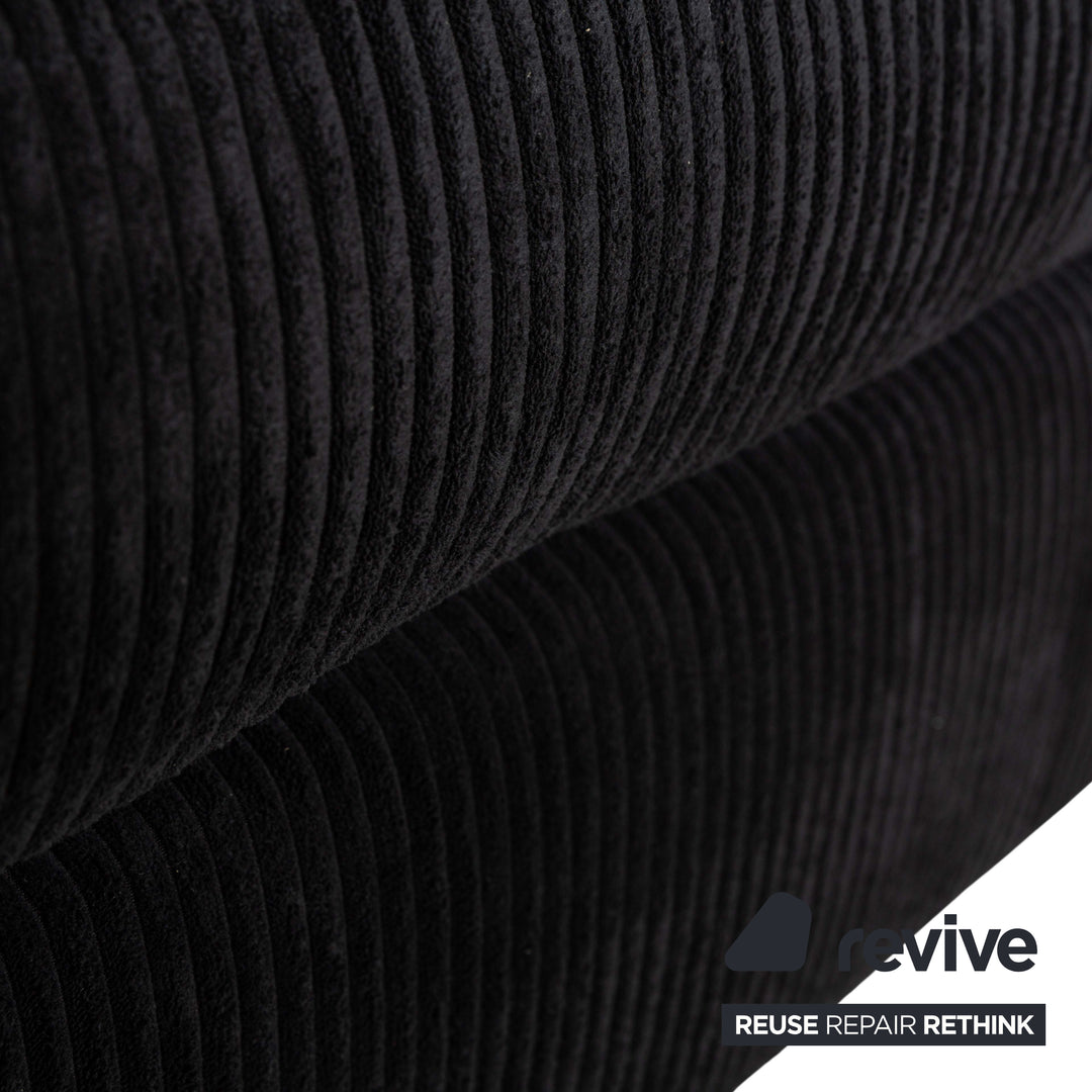 Canapé quatre places en tissu MYCS FLAYR avec tabouret noir