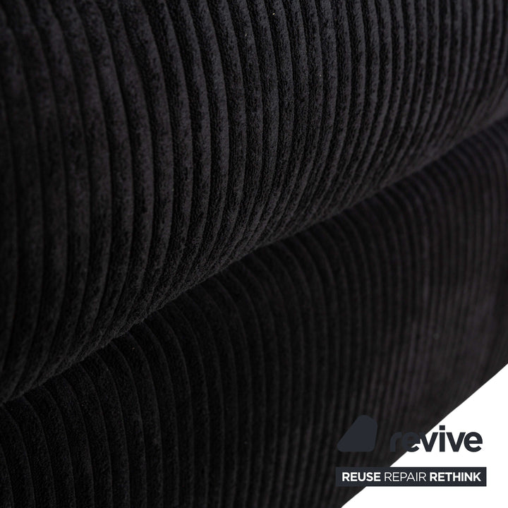 Canapé quatre places en tissu MYCS FLAYR avec tabouret noir