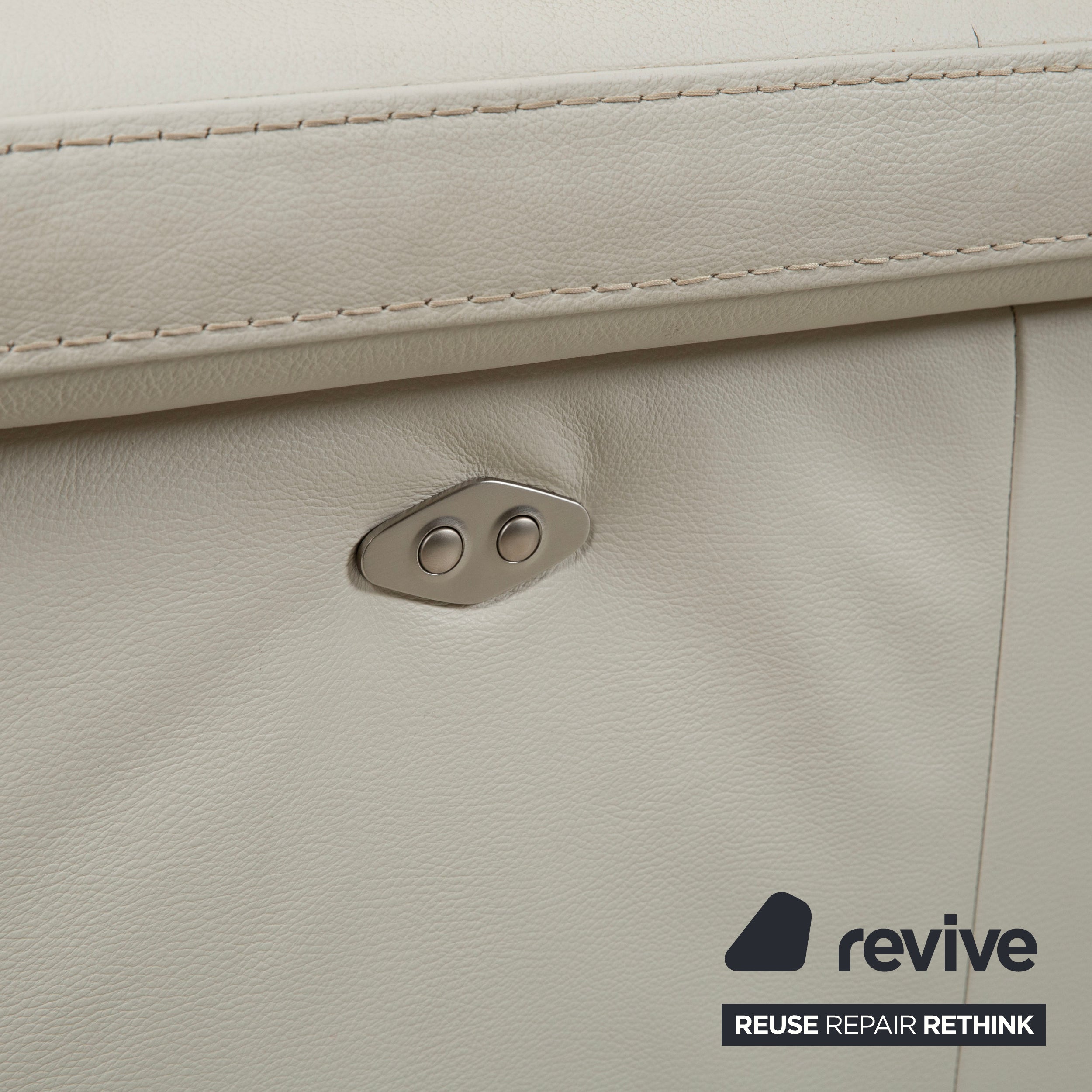 Sofá de cuero Natuzzi de tres plazas en color crema beige con función eléctrica