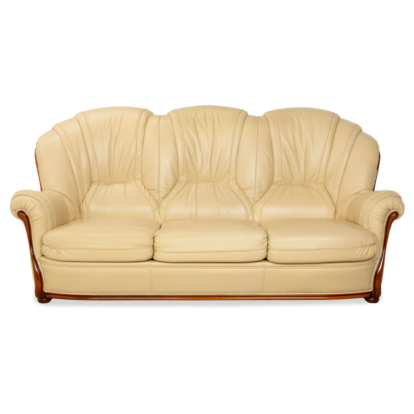 Canapé trois places Nieri en cuir et bois, couleur crème et marron.