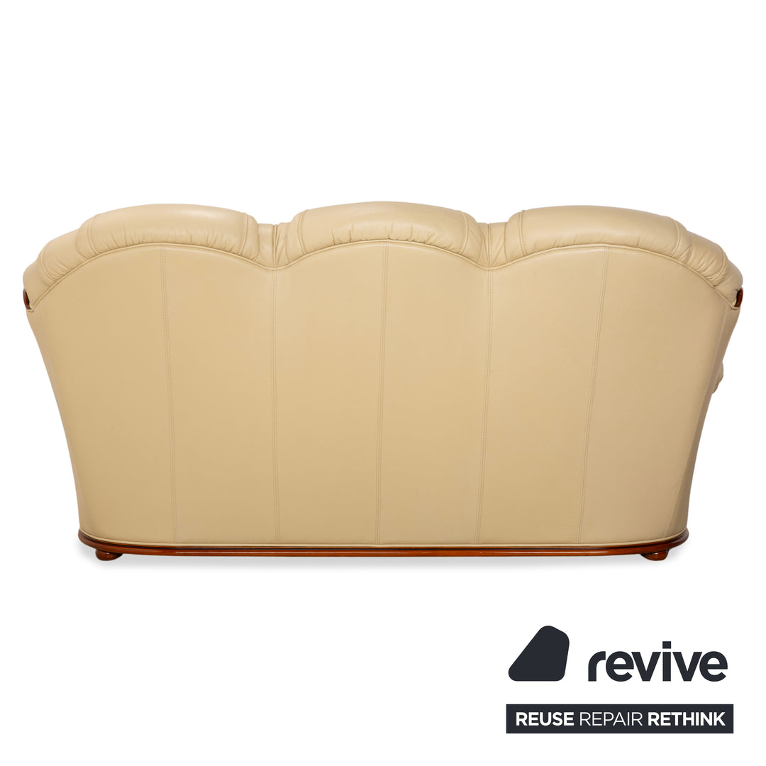 Canapé trois places Nieri en cuir et bois, couleur crème et marron.