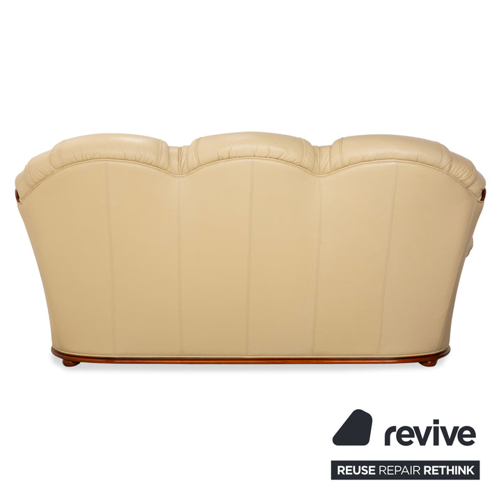 Canapé trois places Nieri en cuir et bois, couleur crème et marron.